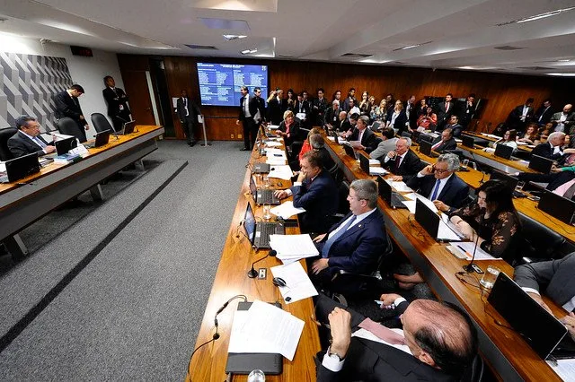 A Comissão de Constituição e Justiça (CCJ) deu parecer favorável para a PEC 12/2022, que acaba com a reeleição para os cargos do Executivo e fixa mandato de cinco anos. A proposta segue para o Plenário do Senado. Fonte: Agência Senado