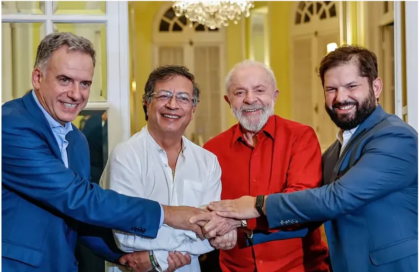 Manifesto foi assinado por 5 presidentes de países governados por partidos de esquerda ou centro-esquerda... Leia mais no texto original: (https://www.poder360.com.br/poder-internacional/democracia-sempre-diz-lula-em-manifesto-assinado-por-5-paises/) © 2025 Todos os direitos são reservados ao Poder360, conforme a Lei nº 9.610/98. A publicação, redistribuição, transmissão e reescrita sem autorização prévia são proibidas. (AFP/Arquivo)